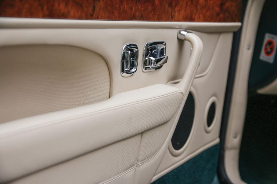Детали интерьера Bentley Continental T 1996 года  (UK) (фото 14 из 22)